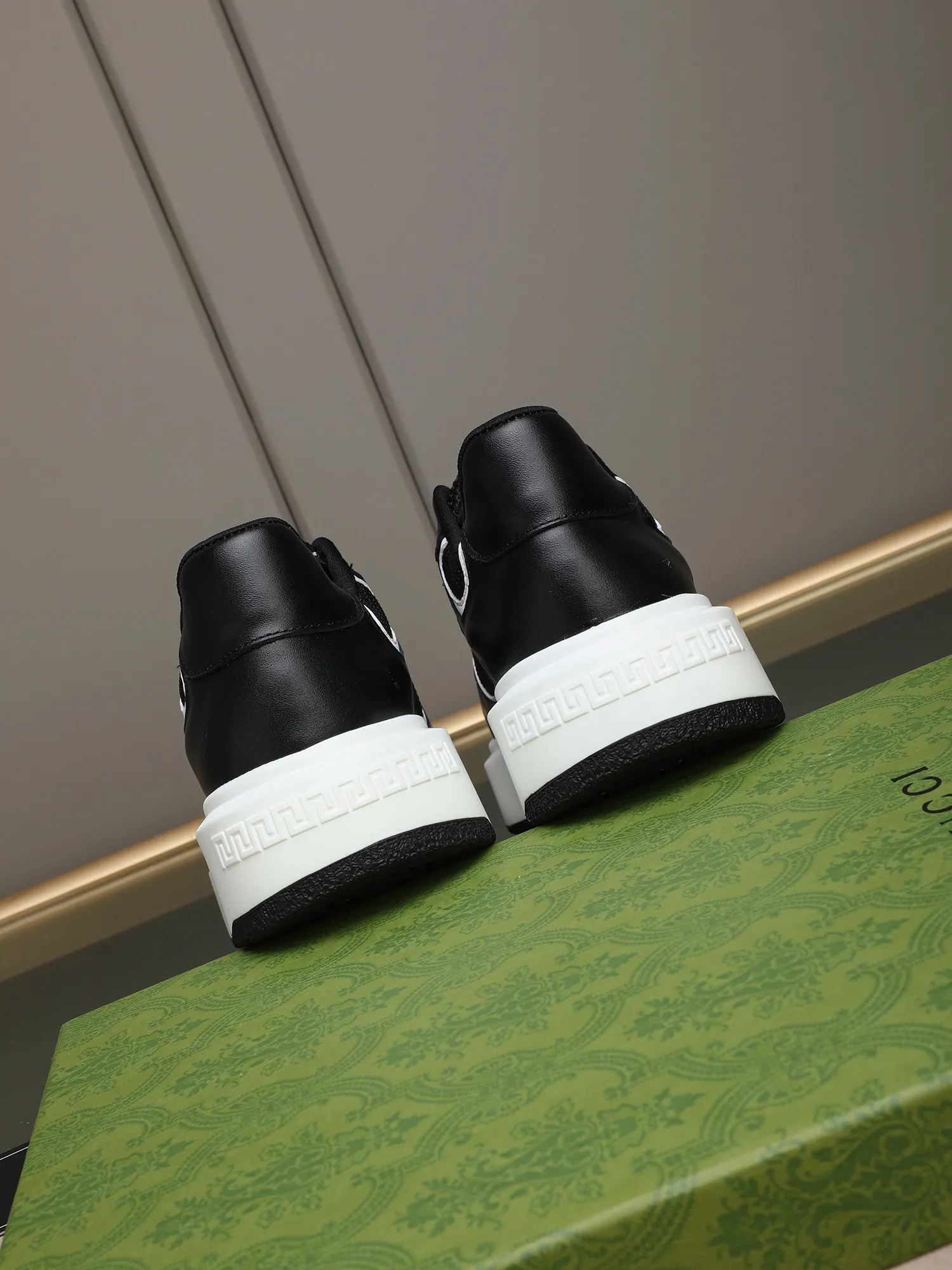 Men's shoes 💰480 New men's shoes GUCCI Fashion trend Made of first-layer calfskin ➕ washed sheep lining! The foot feels super comfortable and the workmanship is impeccable. Foam ultra-light outsole, size: 38-44 (45 customized) 3 colors to choose from!